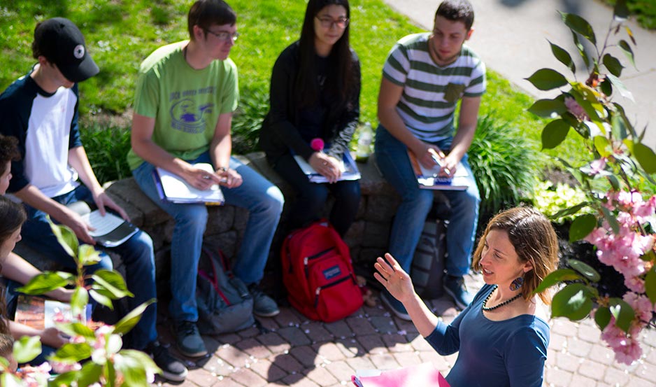 photo of Amy Frazier-Yoder teaching Spanish