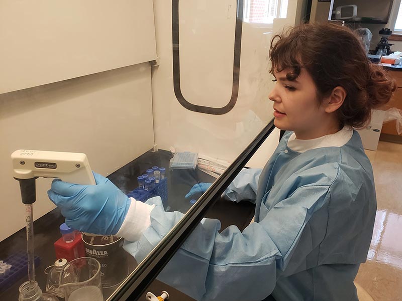 Gilian Letson '21 does research in the lab