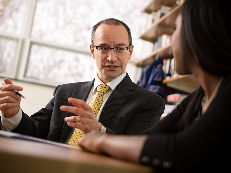 photo of professor meeting with students