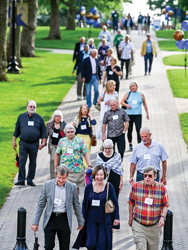 photo of alumni weekend crowd on the quad