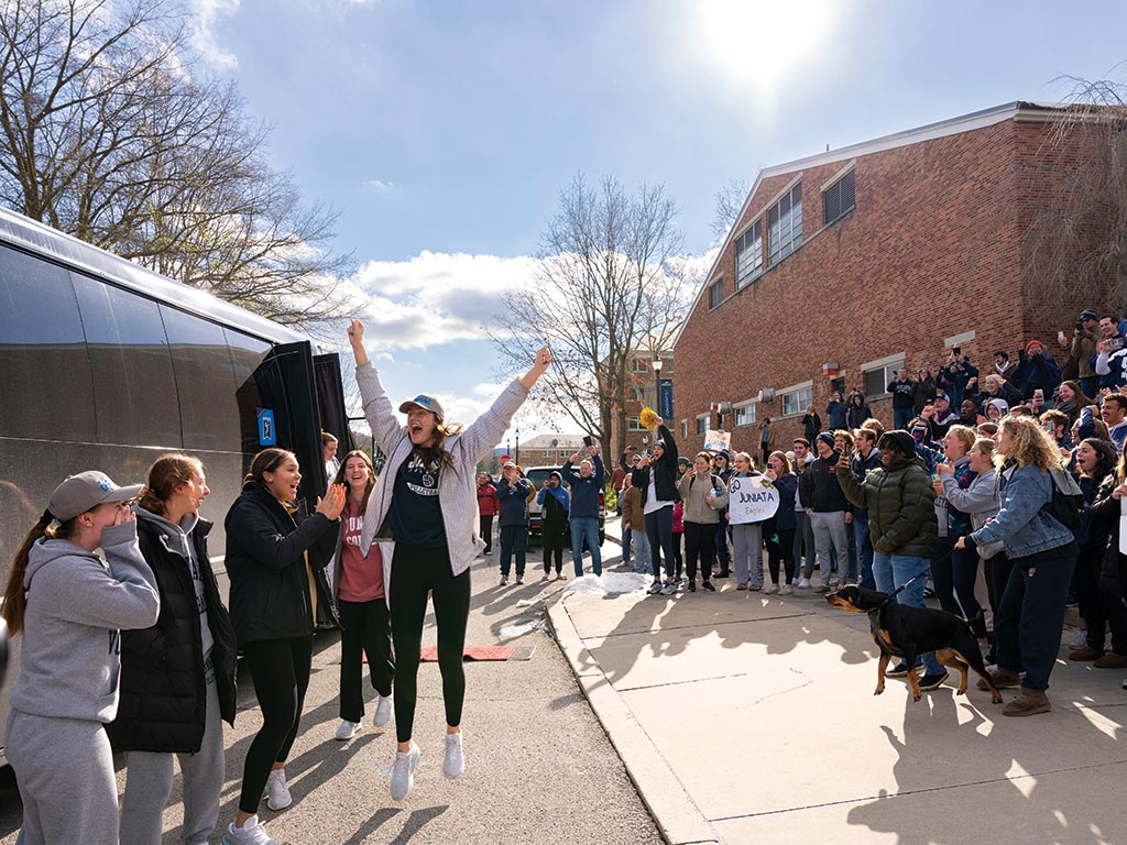 Photo by William Wang ’24 Juniata’s campus community members gathered in front of Kennedy Sports and Recreation Center to welcome a triumphant women’s volleyball team home.