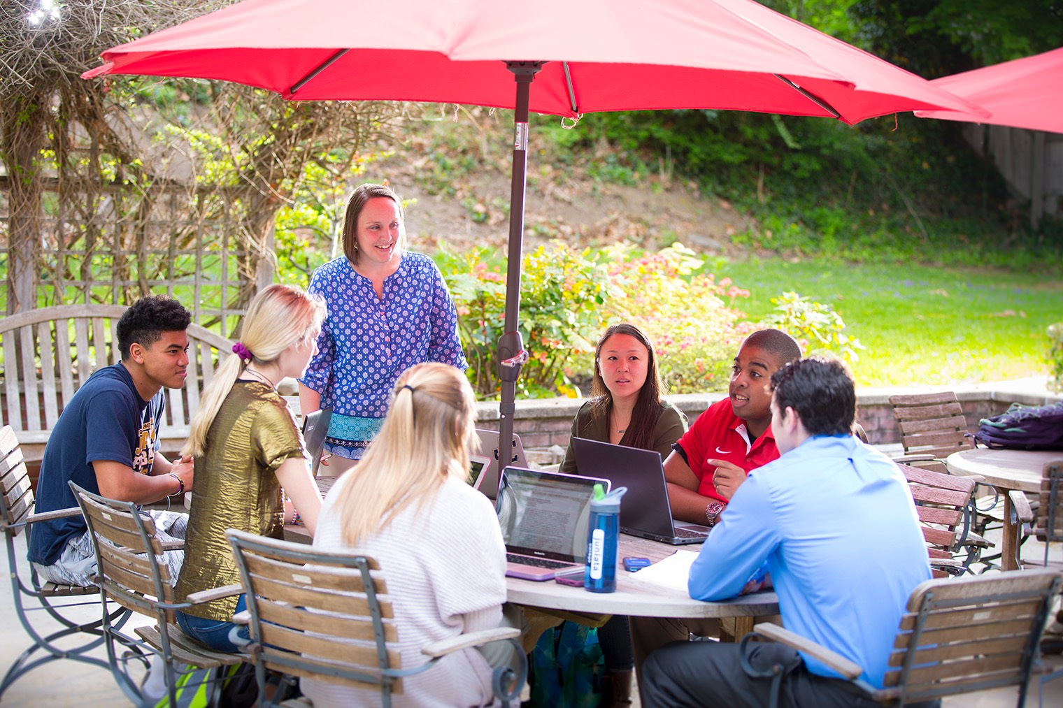 Sarah Worley in discussion with students